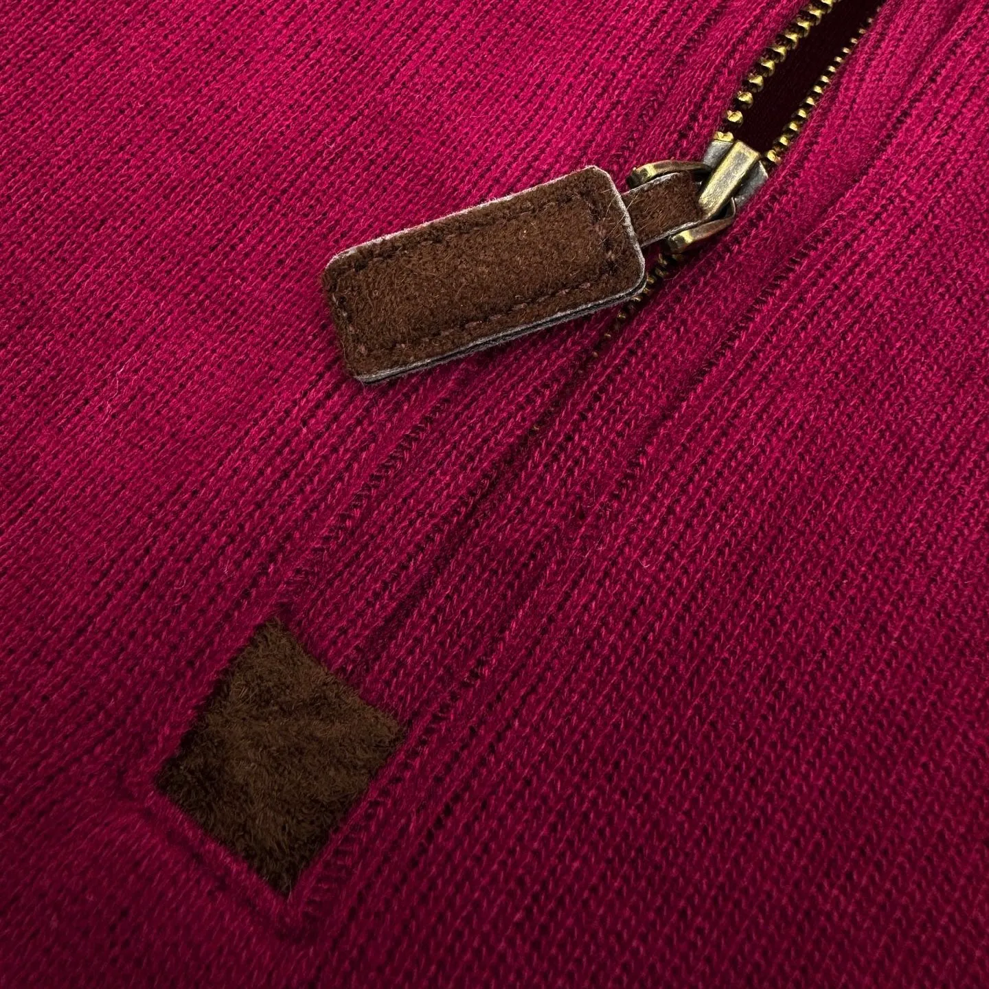 P340 Ralph Lauren colorful pony embroidered half-turtleneck sweatshirt. The original version was purchased for 1,690. The fabric is made of custom-made Yayun essence cotton velvet. It is soft and silky, comfortable and close to the skin. It is based on low-saturated brown and red and incorporates a hint of mystery in purple. The exquisite colorful pony logo jumps into burgundy and brings focus. It is highly recognizable. Simple and smooth lines outline the overall outline. The half-zipper design is sublimated. The leather tab of the zipper head is aged and slightly raw edges are retained. Hidden in the unintentional beauty, in the name of design, we create a new fashion realm for sweatshirts, using imported machine embroidery technology. We use advanced computer control systems and precision mechanical components to realize pony logo embroidery operations with high precision. The lines are smooth and delicate, and the fabrics have been washed. It has a better hand feel and texture. It is not easy to deform, shrink or fade, and maintains long-term beauty. Size:S-M-L-XL